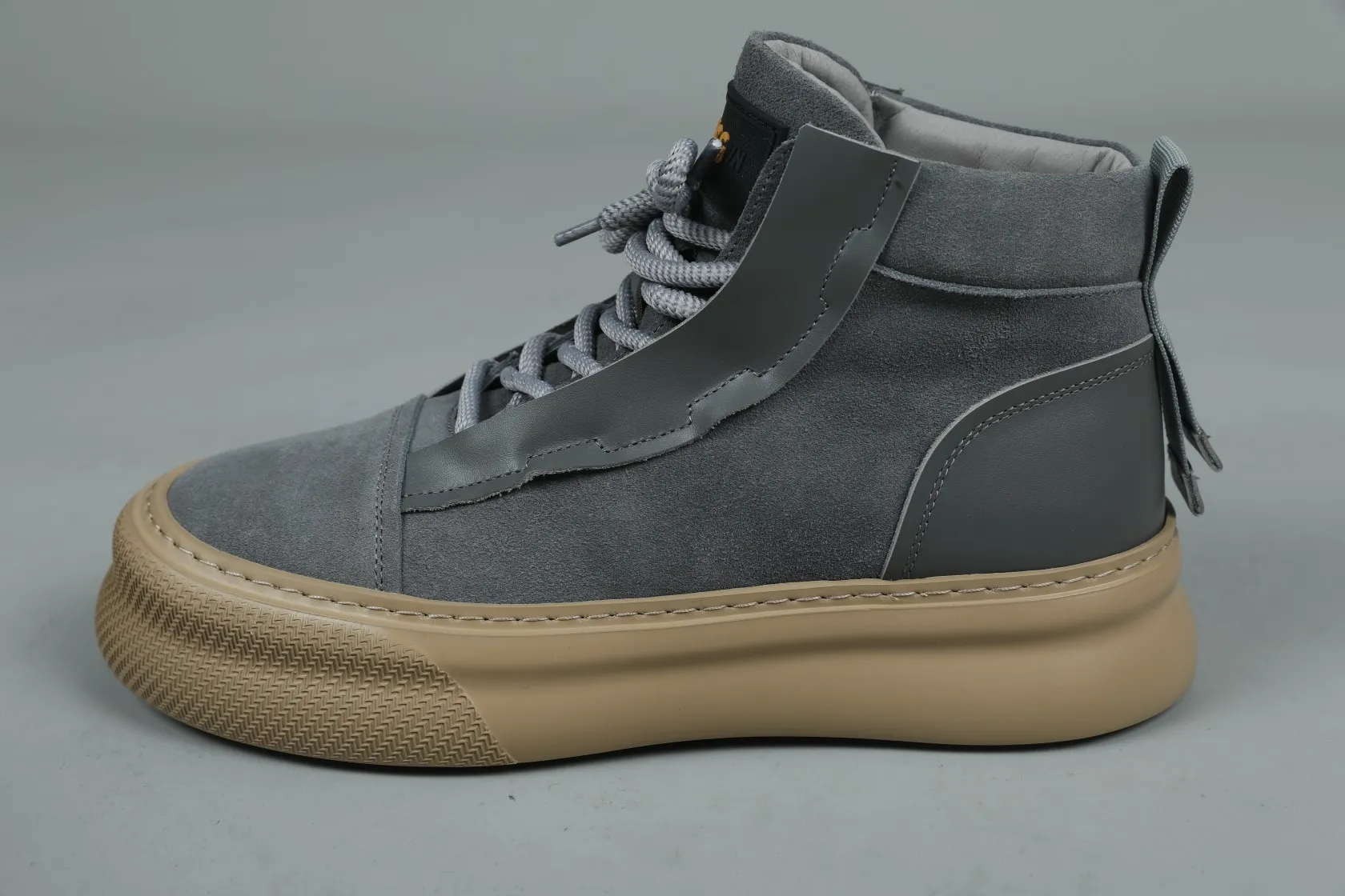 Men's shoes 💰600 IUGGI handsome double-sided short boots. I was attracted by it at first sight. Exclusive and original private outsole. Super soft and light rebound. Top layer calfskin grain frosted. Full texture. All sheep fur inside. Size: 39-44 Model 3681